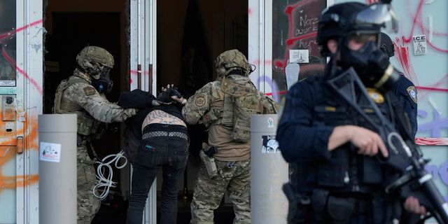 Ο Τραμπ απειλεί τη Ουάσινγκτον με κατάσταση έκτακτης ανάγκης για να βγάλει στους δρόμους την ICE