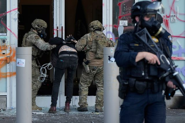 Ο Τραμπ απειλεί τη Ουάσινγκτον με κατάσταση έκτακτης ανάγκης για να βγάλει στους δρόμους την ICE