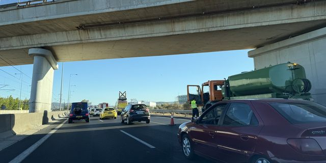 Φωτιά τώρα σε ΙΧ στην Αττική Οδό – Πού υπάρχουν καθυστερήσεις