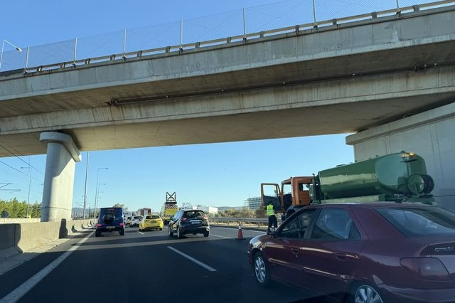 Φωτιά τώρα σε ΙΧ στην Αττική Οδό – Πού υπάρχουν καθυστερήσεις