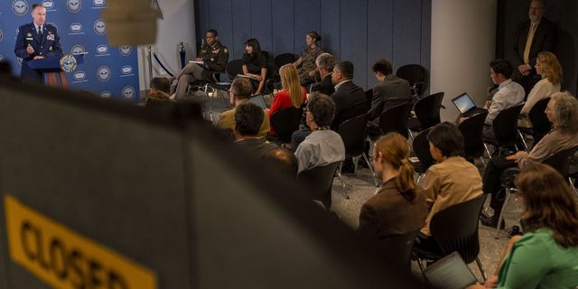 Ο Τραμπ “στραγγαλίζει” τα ΜΜΕ μετά την απόλυση του Κίμελ – Νέο “μπλόκο” του Πενταγώνου