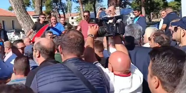 Σέρρες: Οργή αγροτών κατά του υφυπουργού Ανάπτυξης – Φυγαδεύτηκε από την αστυνομία