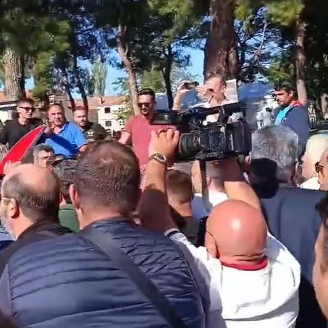 Σέρρες: Οργή αγροτών κατά του υφυπουργού Ανάπτυξης – Φυγαδεύτηκε από την αστυνομία