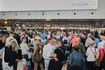 Επιβάτες κοιτάζουν τον πίνακα αναχωρήσεων στο αεροδρόμιο στις Βρυξέλλες
