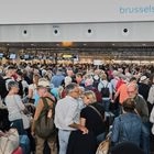 Επιβάτες κοιτάζουν τον πίνακα αναχωρήσεων στο αεροδρόμιο στις Βρυξέλλες