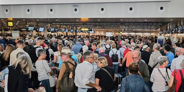 Επιβάτες κοιτάζουν τον πίνακα αναχωρήσεων στο αεροδρόμιο στις Βρυξέλλες