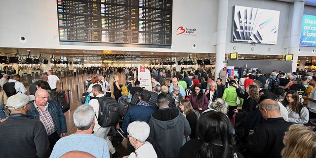 Επιβάτες κοιτάζουν τον πίνακα αναχωρήσεων στο αεροδρόμιο στις Βρυξέλλες