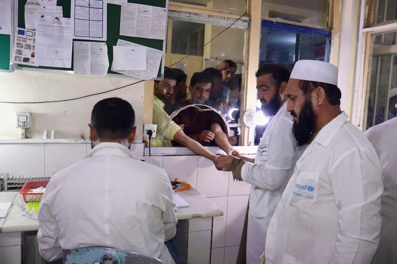 Αφγανοί δίνουν αίμα για τα θύματα του σεισμού