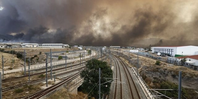 Φωτιά τη νύχτα στον Ασπρόπυργο – Ανεστάλη η σιδηροδρομική κυκλοφορία