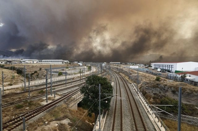 Φωτιά τη νύχτα στον Ασπρόπυργο – Ανεστάλη η σιδηροδρομική κυκλοφορία