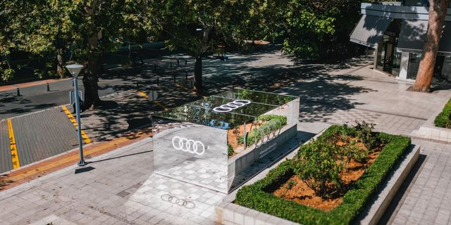 Ένα γυάλινο μυστικό στην καρδιά της πόλης – Τι κρύβει το νέο αίνιγμα της Audi;
