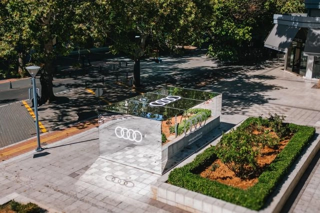 Ένα γυάλινο μυστικό στην καρδιά της πόλης – Τι κρύβει το νέο αίνιγμα της Audi;