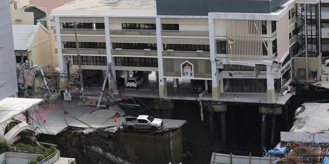 Μπανγκόκ: Σοκαριστικές στιγμές από κατάρρευση δρόμου – Βίντεο