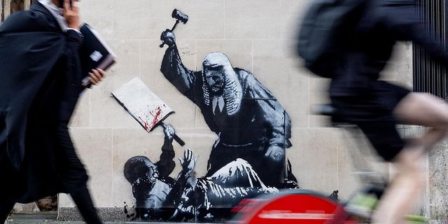 Σάλος με το νέο έργο του Banksy στα Δικαστήρια του Λονδίνου
