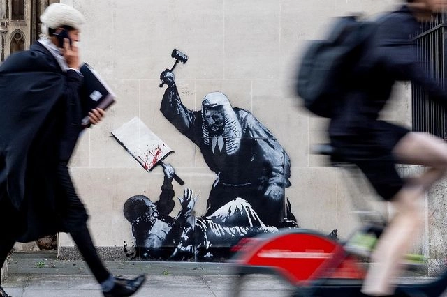 Σάλος με το νέο έργο του Banksy στα Δικαστήρια του Λονδίνου