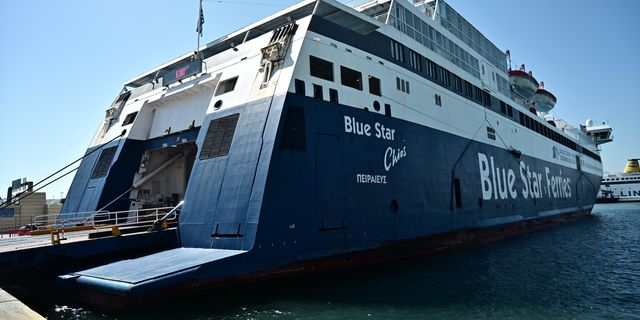 Το πλοίο "Blue Star Chios" δεμένο στο λιμάνι του Πειραιά