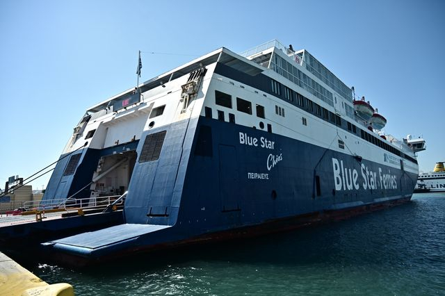 Το πλοίο "Blue Star Chios" δεμένο στο λιμάνι του Πειραιά