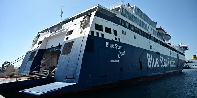 Το πλοίο "Blue Star Chios" δεμένο στο λιμάνι του Πειραιά