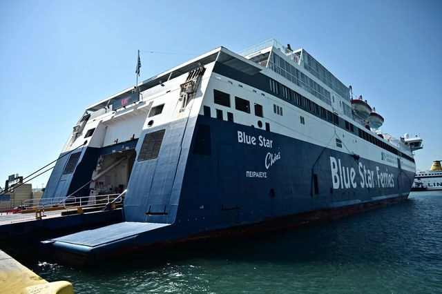 Το πλοίο "Blue Star Chios" δεμένο στο λιμάνι του Πειραιά