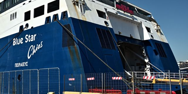 Το πλοίο "Blue Star Chios" δεμένο στο λιμάνι του Πειραιά