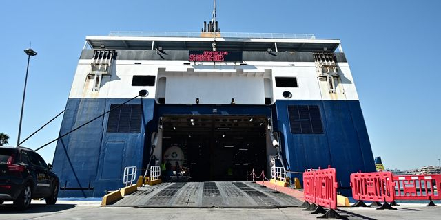 Το πλοίο "Blue Star Chios" δεμένο στο λιμάνι του Πειραιά