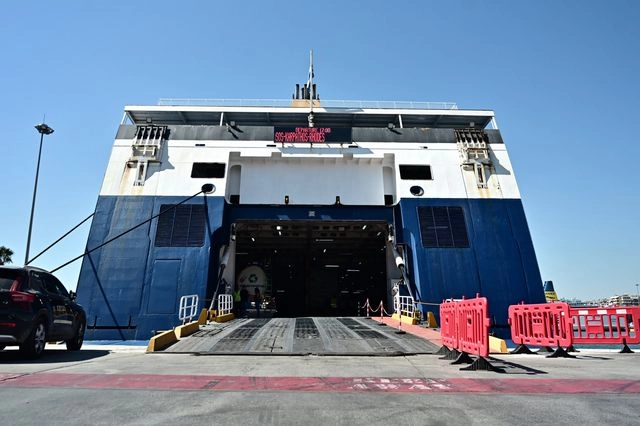 Το πλοίο "Blue Star Chios" δεμένο στο λιμάνι του Πειραιά
