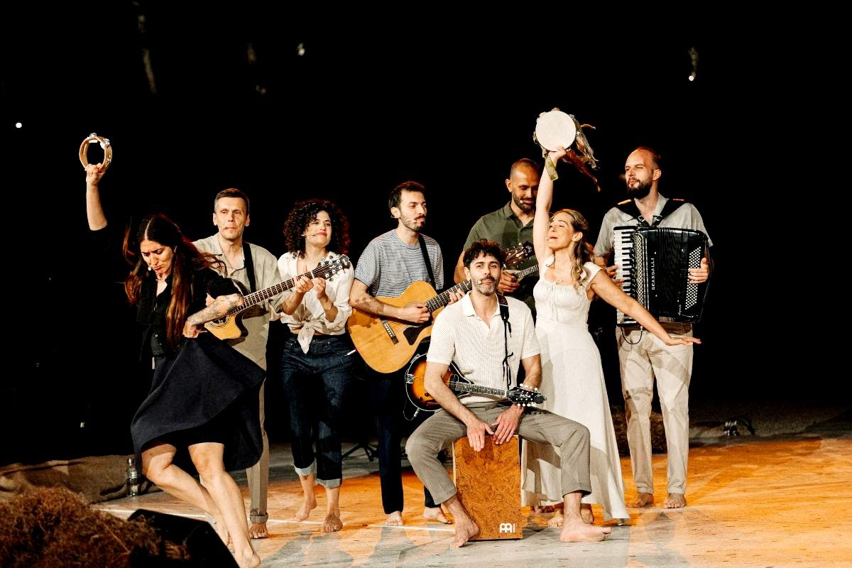 Η Νατάσσα Μποφίλιου «Μες στους ανθισμένους κήπους» του Μίκη