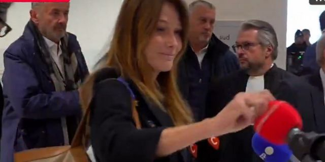 Έξαλλη η Κάρλα Μπρούνι: Τα “έβαλε” με μικρόφωνο δημοσιογράφου μετά την καταδίκη Σαρκοζί