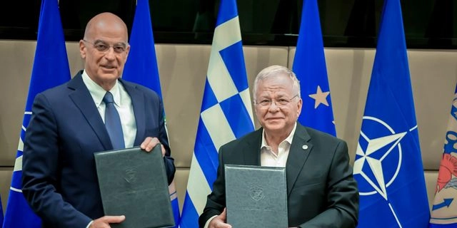 Υπογραφή μνημονίου συνεργασίας μεταξύ του Υπουργείου Εθνικής Άμυνας και του Χαμόγελου του Παιδειού απο τον υπουργό Άμυνας Νίκο Δένδια.