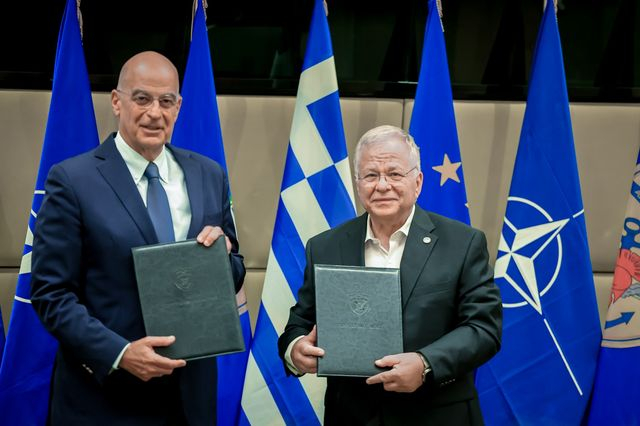 Υπογραφή μνημονίου συνεργασίας μεταξύ του Υπουργείου Εθνικής Άμυνας και του Χαμόγελου του Παιδειού απο τον υπουργό Άμυνας Νίκο Δένδια.