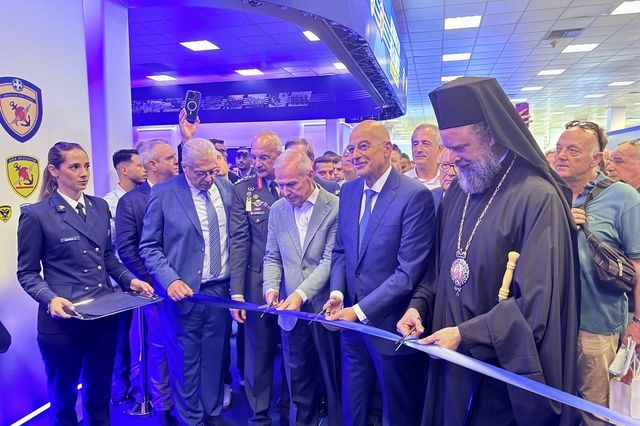 ΔΕΘ 2025: Οι γαλάζιες παρουσίες στο περίπτερο του υπ. Άμυνας και τα μηνύματα Δένδια