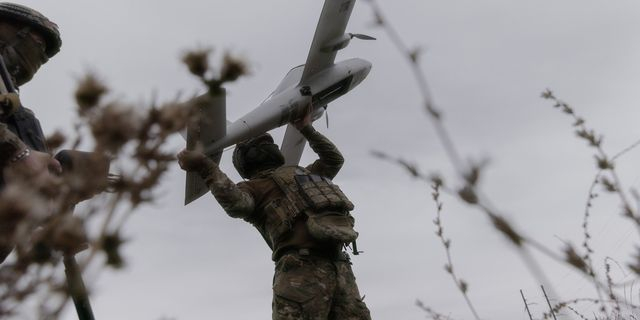 Ουκρανοί στρατιώτες ετοιμάζονται να ρίξουν drone