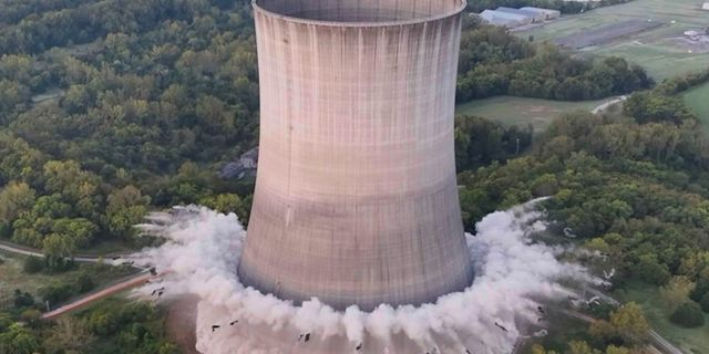 Η στιγμή που κατεδαφίζεται πυρηνικός πύργος ψύξης – Εντυπωσιακό βίντεο
