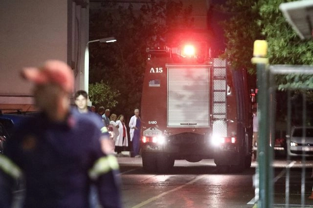 Συναγερμός στο νοσοκομείο ΕΛΠΙΣ για άνδρα που απειλεί να πέσει στο κενό