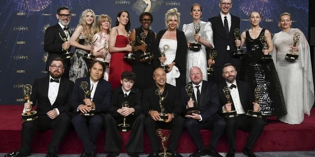 Emmy 2025: Θρίαμβος για Adolescence και The Studio – Οι νικητές των βραβείων