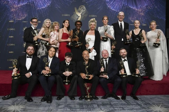 Emmy 2025: Θρίαμβος για Adolescence και The Studio – Οι νικητές των βραβείων