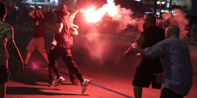 Τέμπη: Ένταση με μολότοφ και κρότου λάμψης μετά τις διαδηλώσεις στο Σύνταγμα