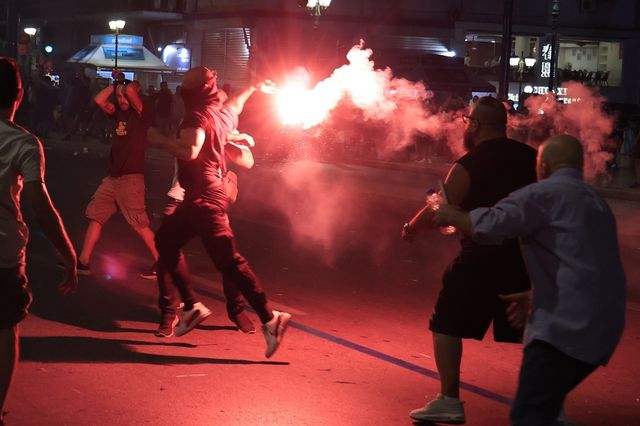Τέμπη: Ένταση με μολότοφ και κρότου λάμψης μετά τις διαδηλώσεις στο Σύνταγμα
