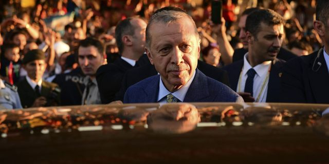 Βίντεο: Πομπή VIP οχημάτων έκοψε τον δρόμο στον Ερντογάν – Εκνευρισμός του Τούρκου προέδρου