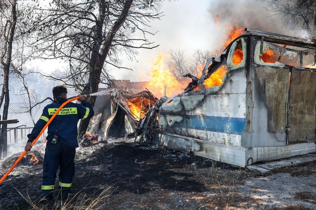 Στην Ελλάδα οι εθελοντές πυροσβέστες πληρώνουν για να προσφέρουν