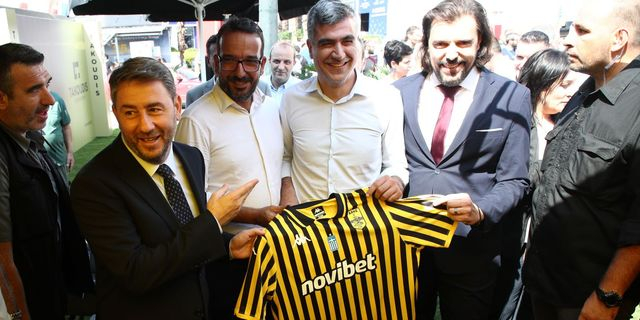 Η περιοδεία Ανδρουλάκη στα περίπτερα της 89ης ΔΕΘ – Το δώρο που του χάρισαν
