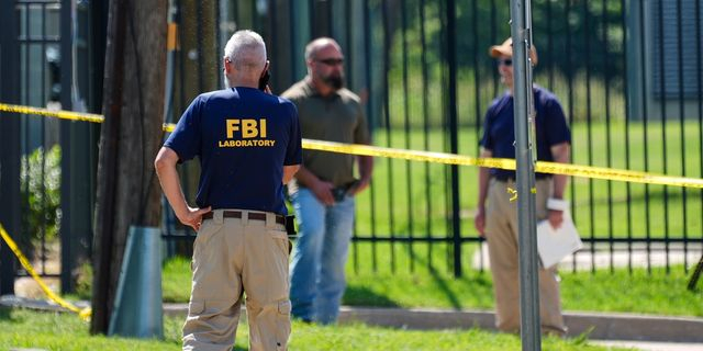 FBI: Μαζικές απολύσεις πρακτόρων που γονάτισαν σε διαμαρτυρία για τον Τζορτζ Φλόιντ