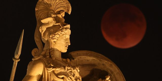 Μάγεψε το “ματωμένο φεγγάρι” – Εντυπωσιακές εικόνες από την ολική έκλειψη