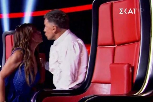 Γιώργος Μαζωνάκης: Το πεταχτό φιλί με την Έλενα Παπαρίζου στο “The Voice”