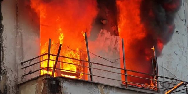 Φωτιά σε κτίριο στο Μεταξουργείο – Απεγκλωβίστηκε ένα άτομο
