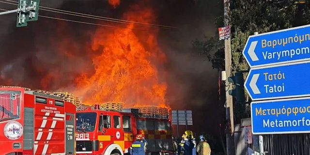 Φωτιά σε επιχείρηση στο Μενίδι – Εστάλη προειδοποιητικό 112, συνδράμουν ελικόπτερα