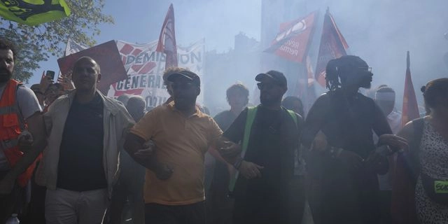“Βράζει” η Γαλλία – Διαδηλωτές εισέβαλαν στο υπουργείο Οικονομικών