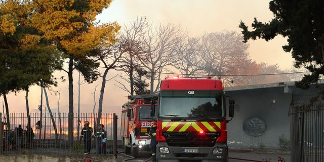 Εικόνες καταστροφής στο Μενίδι – Η φωτιά επεκτάθηκε και σε επιχείρηση υποδημάτων