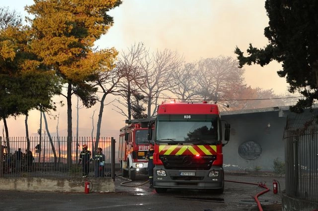 Εικόνες καταστροφής στο Μενίδι – Η φωτιά επεκτάθηκε και σε επιχείρηση υποδημάτων