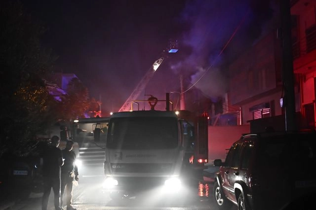 Φωτιά σε επιχείρηση στο Περιστέρι: Στο νοσοκομείο με αναπνευστικά ένα άτομο